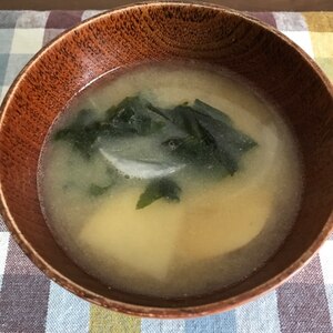 じゃが芋と玉ねぎとワカメのお味噌汁☆